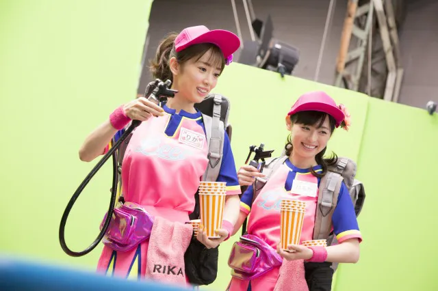 泉里香＆福原遥はビールの売り子に扮する