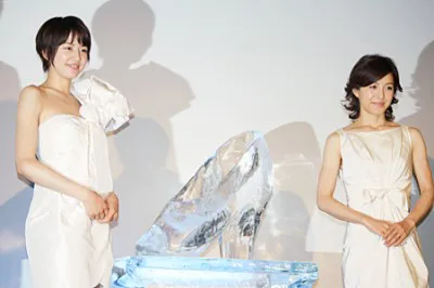 【写真】シンデレラオーディションにちなんで、ガラスの靴を氷の彫刻で表現