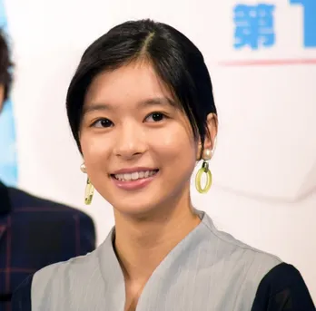 芳根京子、セーラー服姿が似合い過ぎと話題に「現役ですか…？」