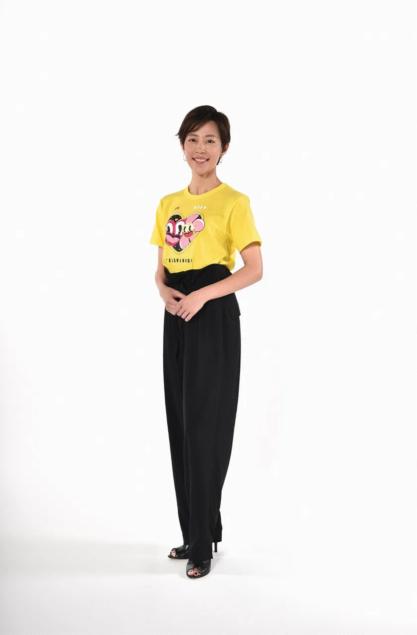 【写真を見る】チャリTシャツを着て笑顔の木村佳乃。足が長い！