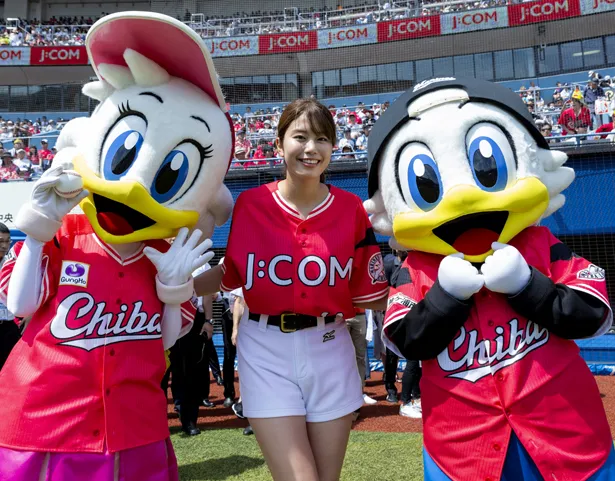 稲村亜美が千葉ロッテのキャラクター・リーンちゃん(写真左)、ズーちゃん (写真右)と記念撮影