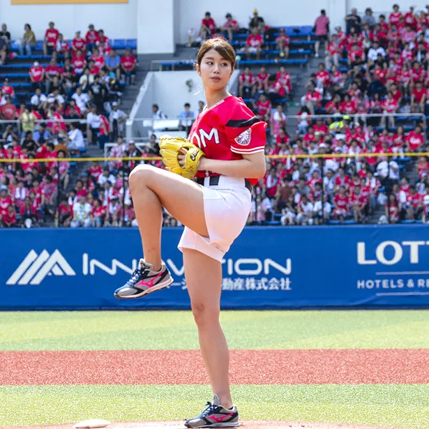 【写真を見る】始球式に登場した稲村亜美。足を高く上げるとショートパンツから美脚がチラリ