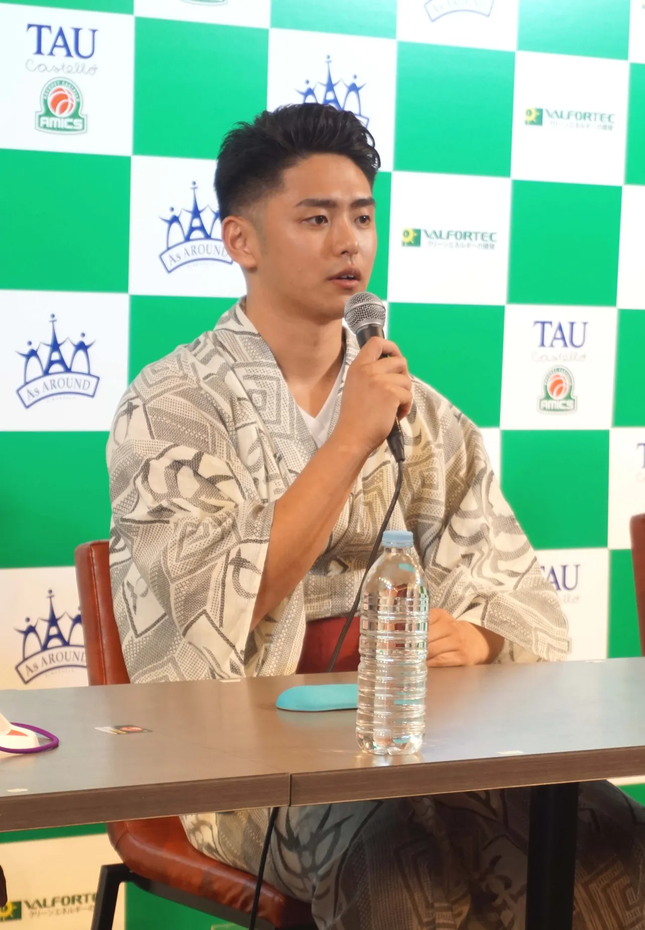 木下勲選手は「開幕スタメンを狙えるように、そしてシーズンを通して安定したプレーができるように頑張りたいです」と意気込みを語る