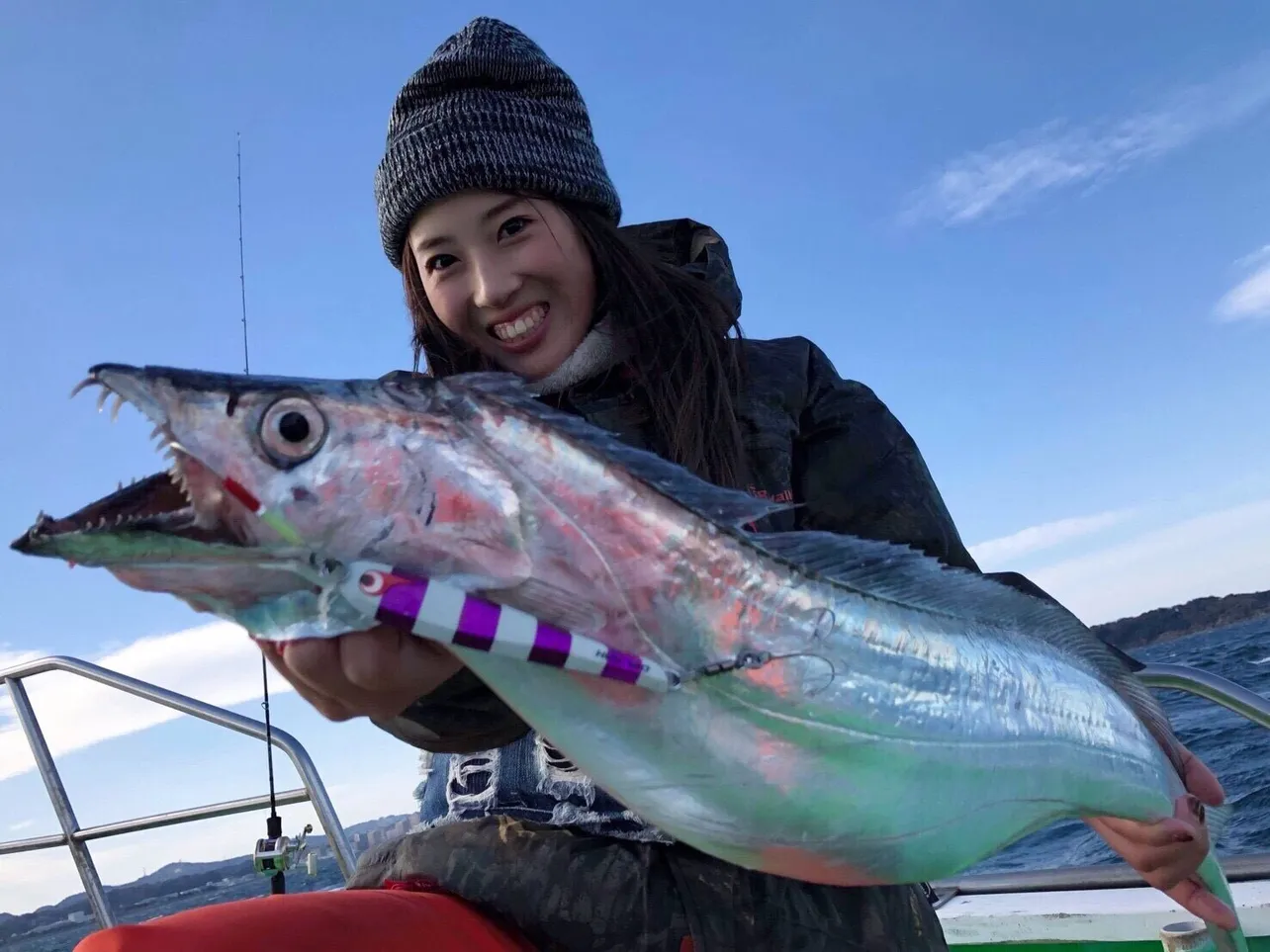 「東京湾タチウオバトル」で釣り上げた全長126cmのタチウオ。デカい！