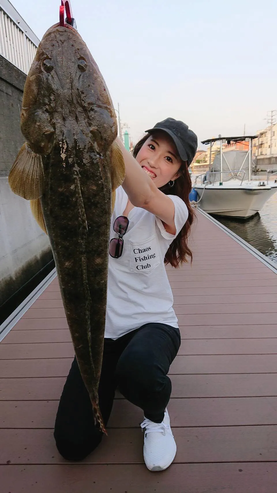 東京湾で釣った70cmのマゴチ。遠近法でデカく見えすぎ(笑)