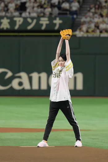 吉本実憂、豪快なトルネード投法に大歓声! “鷹の祭典”で始球式に登板