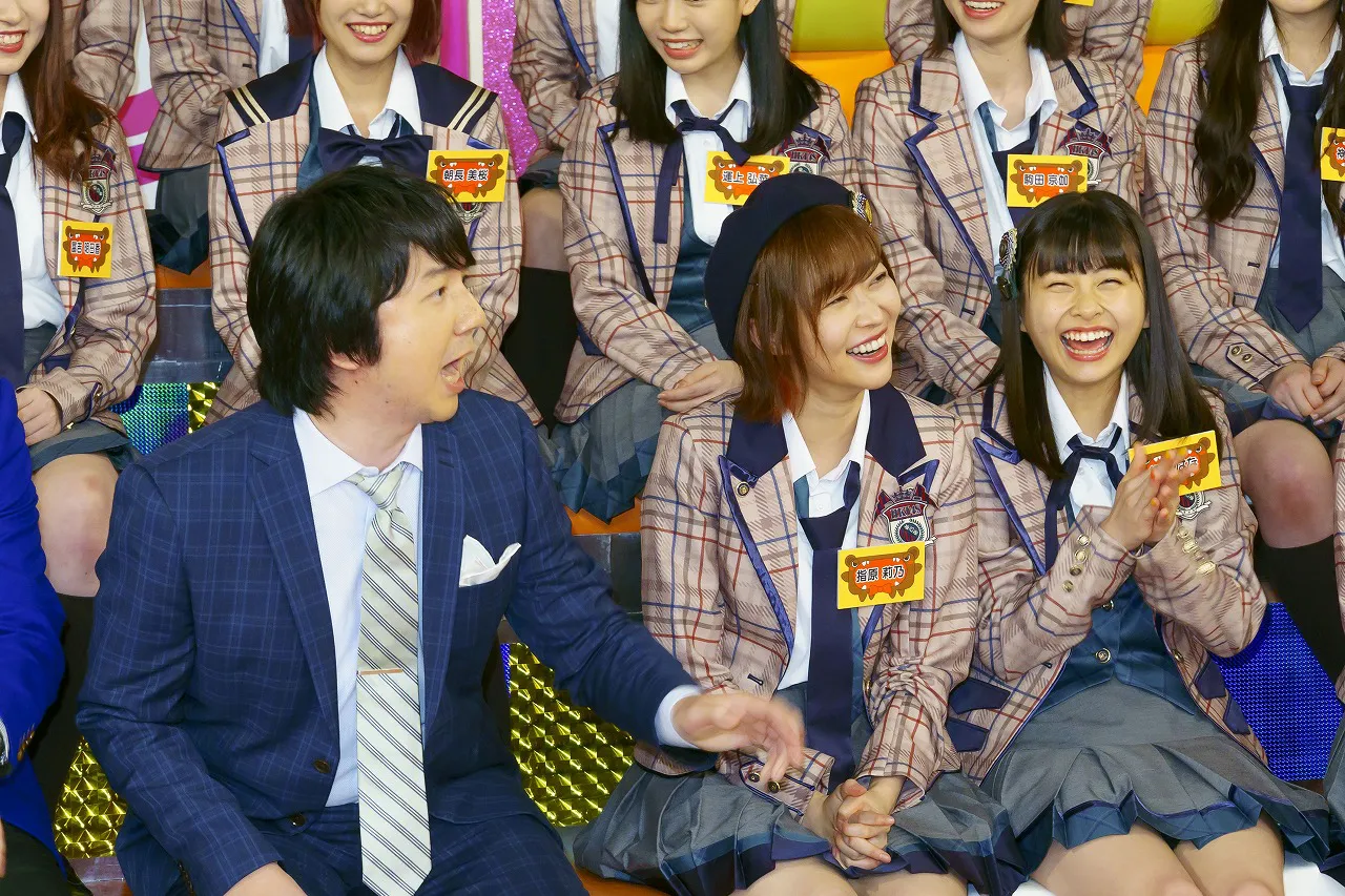 【写真を見る】爆笑する指原莉乃と松岡はなの笑顔がキュート過ぎる！