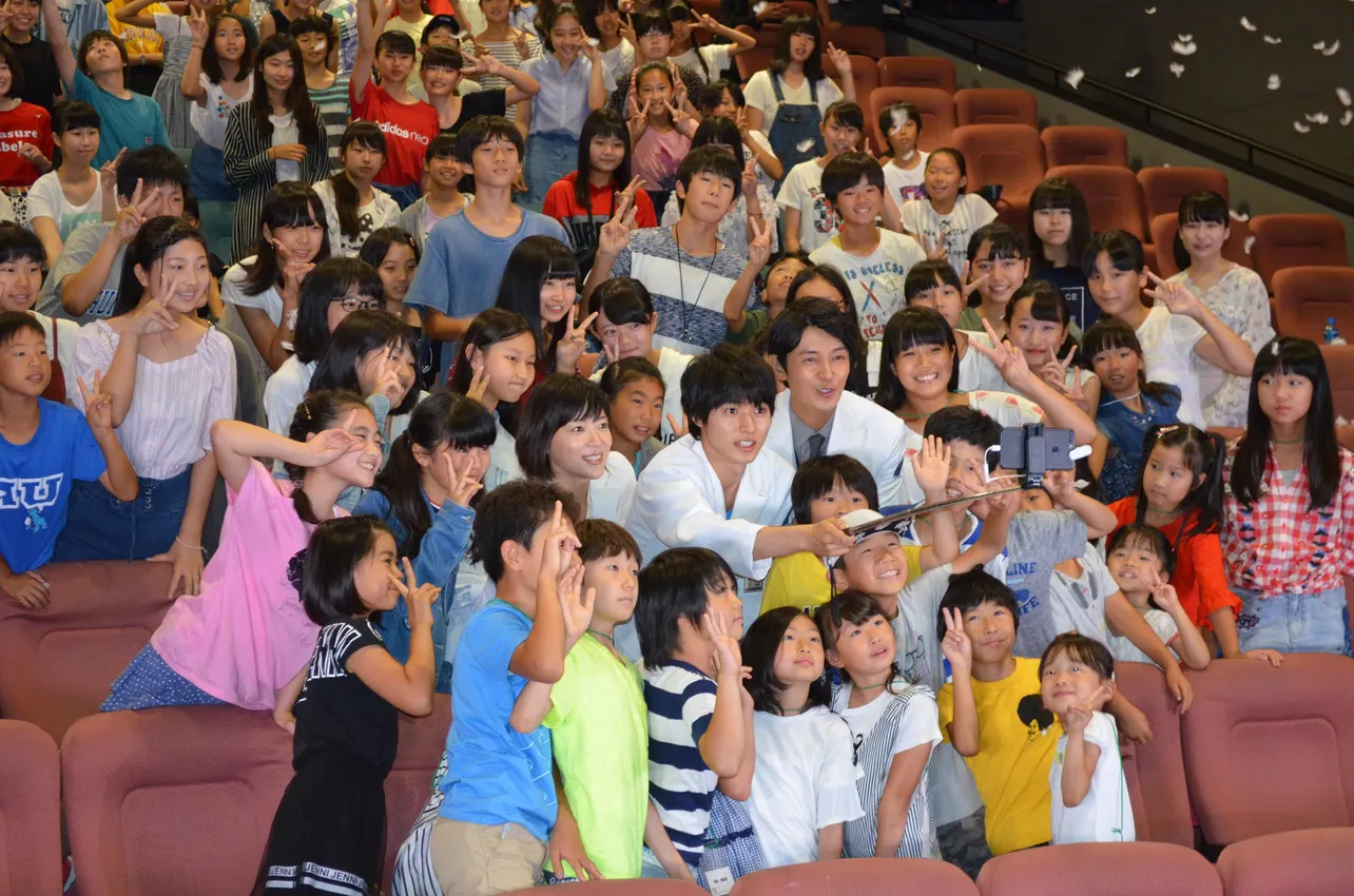 【写真を見る】山崎賢人、制作発表で子どもたちと自撮りショット！