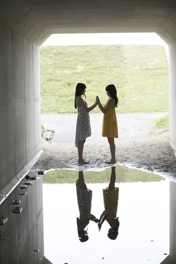 グラビア初共演で浅川梨奈が大原優乃を愛でる!?