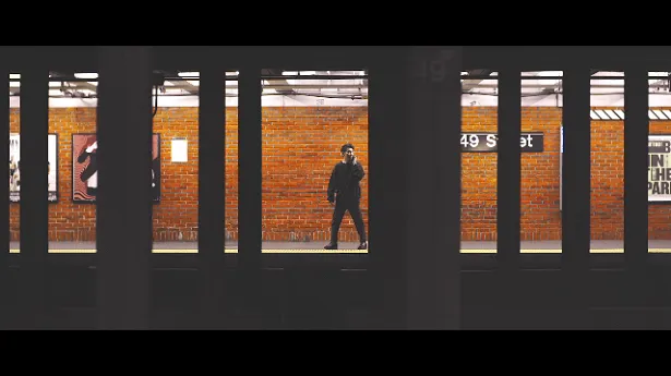 SOYJOYプロモーション動画「AYABE×CHALLENGE篇」で地下鉄の駅のひとコマ