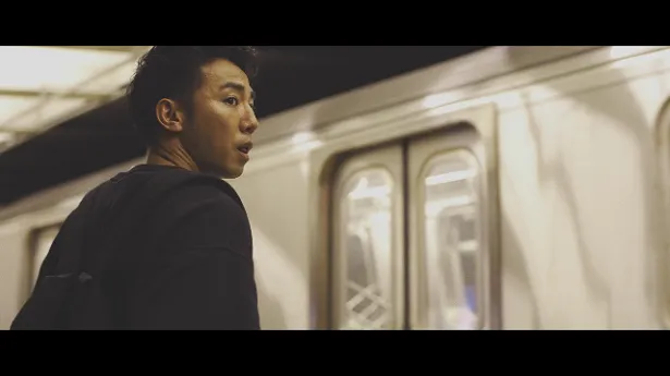 SOYJOYプロモーション動画「AYABE×CHALLENGE篇」で地下鉄の駅のひとコマ