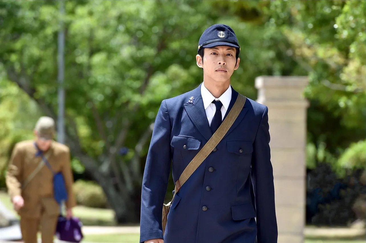 松坂桃李演じる周作は、海軍で軍法会議の議事を務める青年。一見神経質に見えるが、秘めた情熱と優しい心の持ち主
