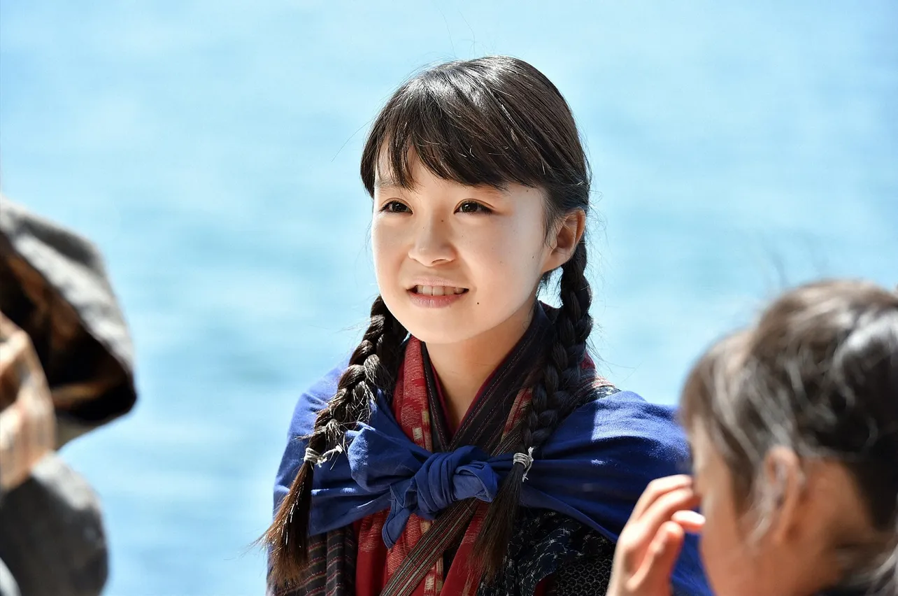 ヒロイン・すずの幼少期を演じるのは、大河ドラマ「おんな城主 直虎」(2017年、NHK総合ほか)での熱演も好評を博した新井美羽
