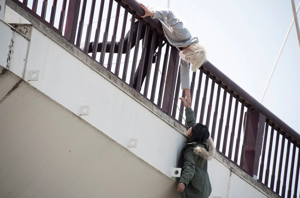お兄さん(上杉柊平)は橋の上から飛び降りた幸(山田杏奈)を助けようとする(第2話より)