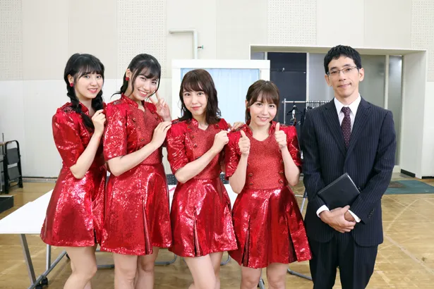 「AKB48 SHOW」の収録に参加した野間口徹、大場美奈、熊崎晴香、荒井優希、菅原茉椰(写真右から)