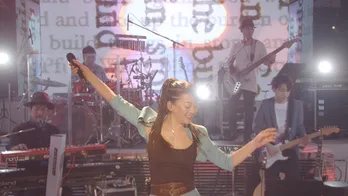 小比類巻かほるがアニソン2曲熱唱！同期デビューのMC森口博子とアニメトークも