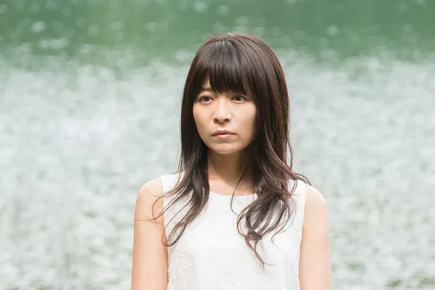 【写真を見る】三倉茉奈が重要人物を熱演「渡辺麻友さんとの共演がなくて残念…」