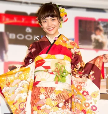 松井愛莉「腰の位置が高すぎ…！」パンツスタイルで際立つ“脚の長さ”にファン騒然