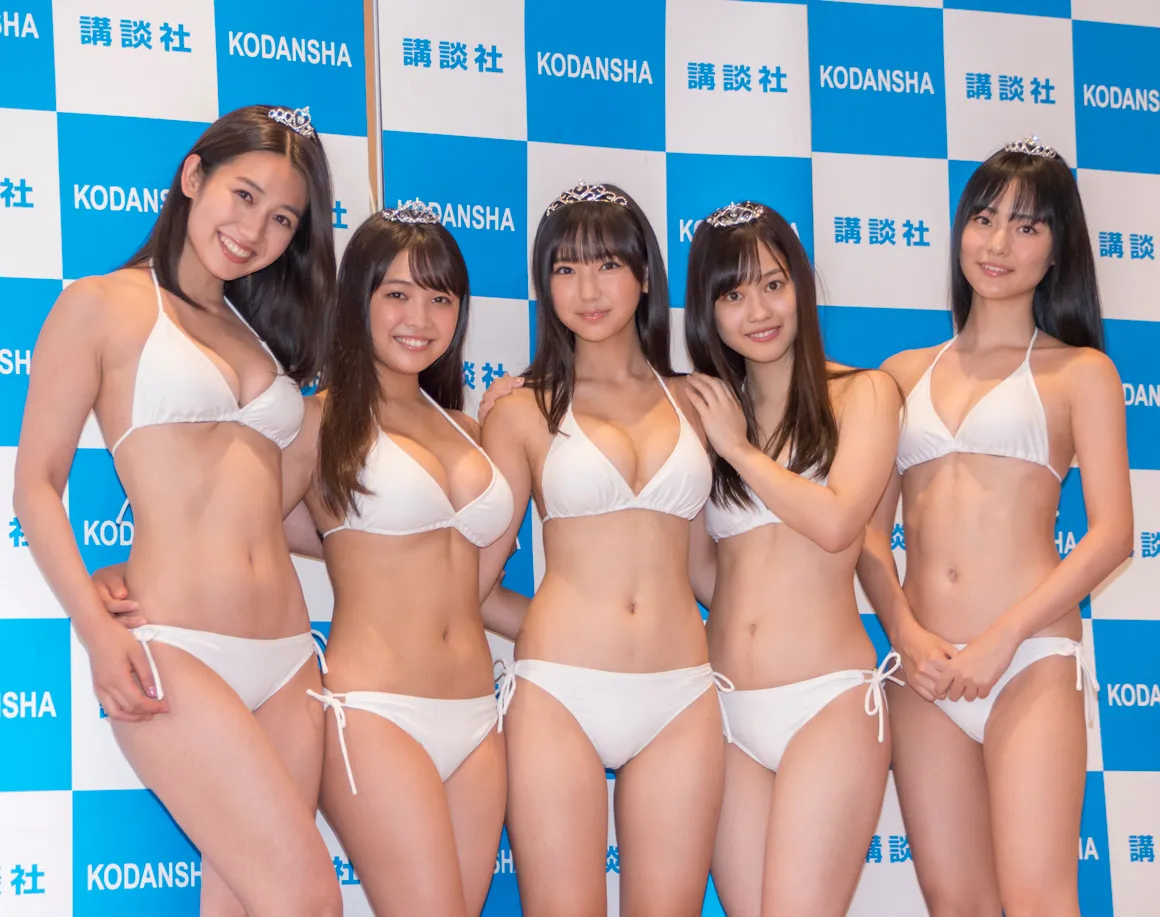 「ミスマガジン2018」グランプリ発表会より。左から佐藤あいり、寺本莉緒、沢口愛華、岡田佑里乃、池松愛理