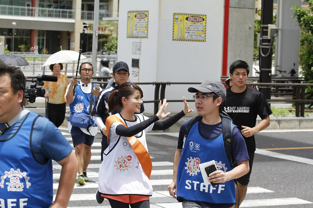 永島優美アナも沿道に集まった人たちに笑顔で手を振りながら、爽快に走り切る