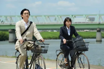 吉岡里帆、個性強めなキャラに囲まれながら奮闘！「ケンカツ」初回から激動の展開