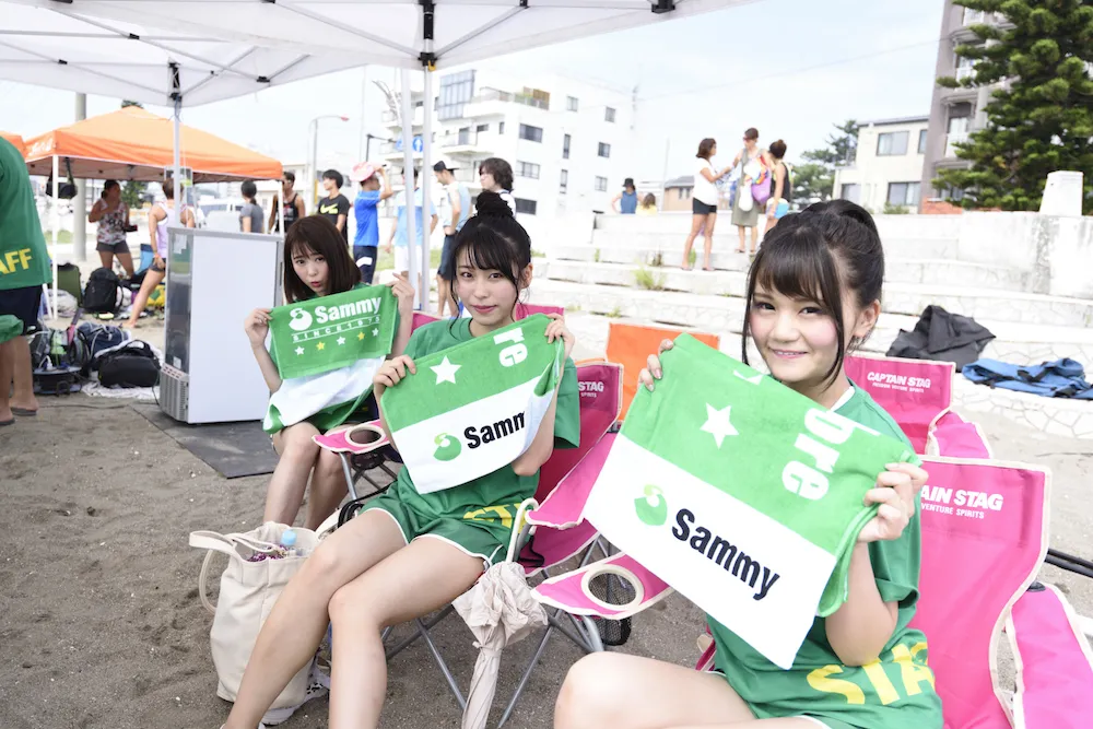 サミーカップガールズも大会を応援。左から山田玲菜、塚田綾佳、福岡みもれ