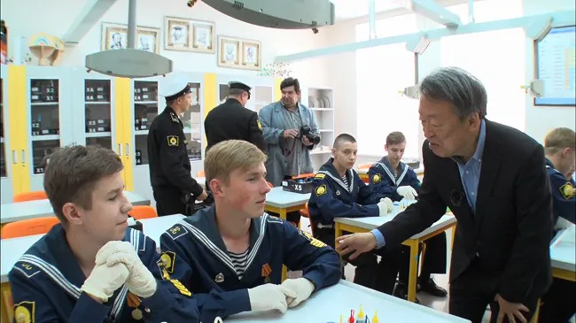 池上彰がロシア・ウラジオストク海軍兵学校を訪問