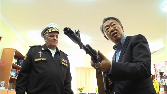 【写真を見る】ロシアの海軍兵学校で銃を手にする池上彰