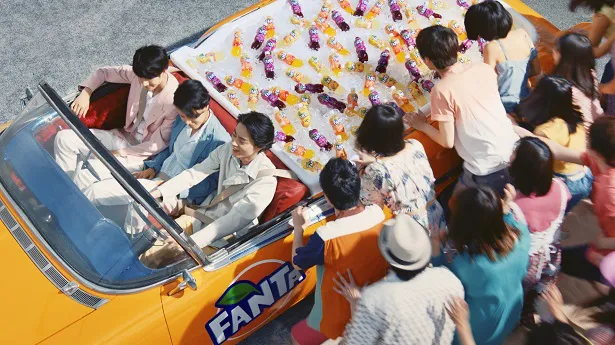 菅田将暉が運転する「ファンタ宣伝部」オープンカーの後部は巨大アイスクーラー