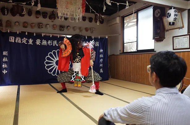 【写真を見る】岡山の伝統芸能・備中神楽を鑑賞する藤井フミヤ