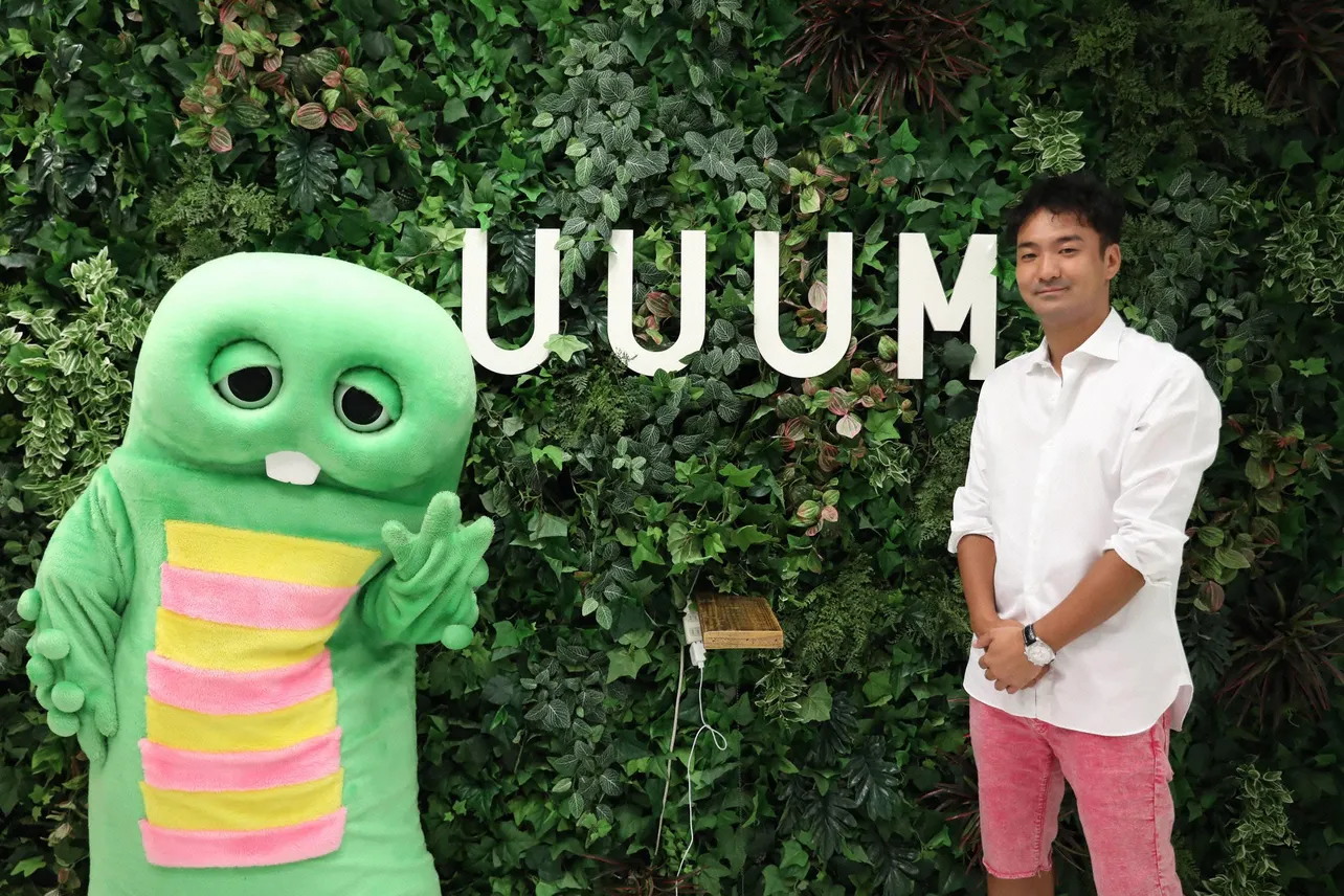 UUUM代表取締役社長・鎌田和樹と2ショット