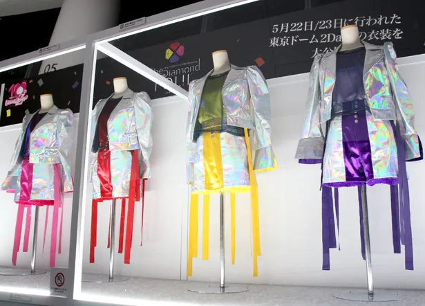 5月に東京ドームで実施した10周年アニバーサリーライブの衣装を展示