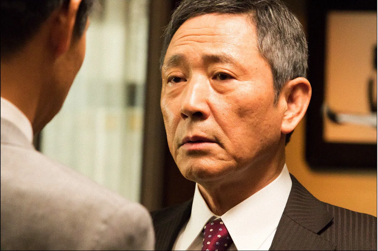 小林薫は三葉銀行常務取締役・飯島亮介を演じる