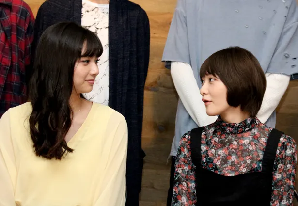 【写真を見る】「もしプロデュースするなら？」と質問された新川優愛と生駒里奈は顔を見合わせるが…