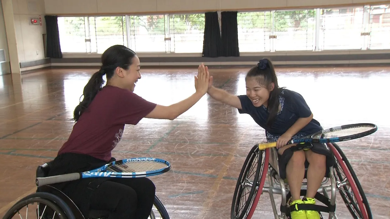 浅田真央がパラスポーツに挑戦！ 車いすテニスでハイタッチ
