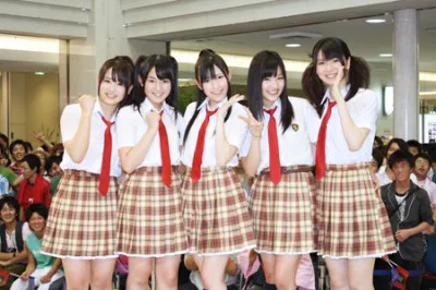 5枚目のシングル「青春のフラッグ」を発売した平嶋夏海、多田愛佳、渡辺麻友、仲川遥香、菊地あやか（写真左から）