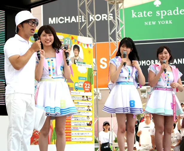 【写真を見る】AKB48チーム8のミニライブを初めて見た鈴木拓が「泣きそうになった」と感想を述べると、吉川七瀬、清水麻璃亜、左伴彩佳は笑顔に