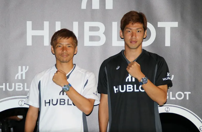 ウブロ主催のチャリティーイベントに登場した乾貴士選手と大迫勇也選手(左から)