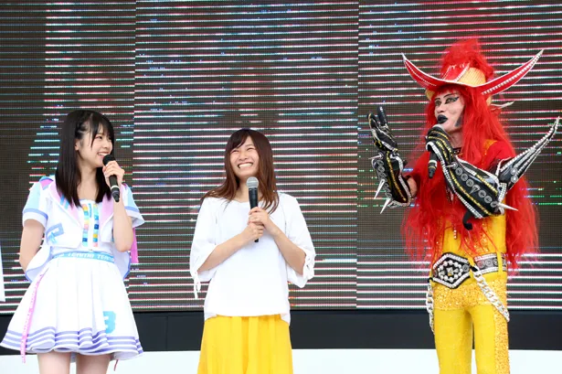JAGUAR(写真右)に悩みを聞いてもらおう乙、AKB48・吉川七瀬(写真左)、大野舞がステージへ