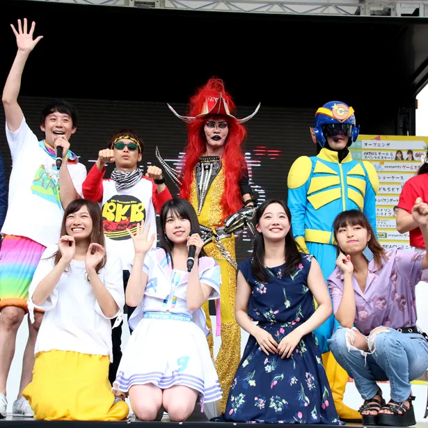佐久間一行、バイク川崎バイク、JUGUAR、キャプテン☆C(写真後列左から)らに囲まれたAKB48・吉川七瀬(写真前列左から二人目)。チバテレならではの写真が実現