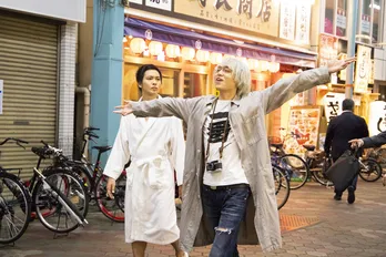 <試写室>「トーキョーエイリアンブラザーズ」宇宙人から見た違和感だらけ地球を味える