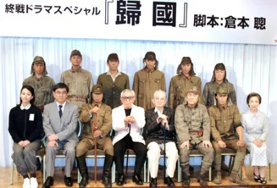 倉本聰氏（写真前列左から4番目）脚本の終戦ドラマスペシャル｢歸國（きこく）｣制作発表会見にビートたけし（前列右から3番目）、長渕剛（前列左から3番目）ら豪華出演者が出席
