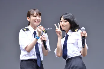 飯豊まりえ、武田玲奈にサプライズで“あ~ん”!