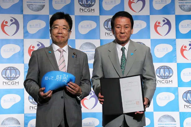 加藤勝信厚生労働大臣(左)と特別参与を務める杉良太郎(右)