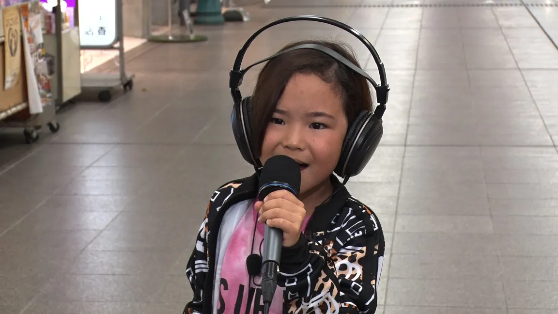 【写真を見る】8歳の宇都宮聖くんは、中島美嘉の名バラードソングを熱唱！