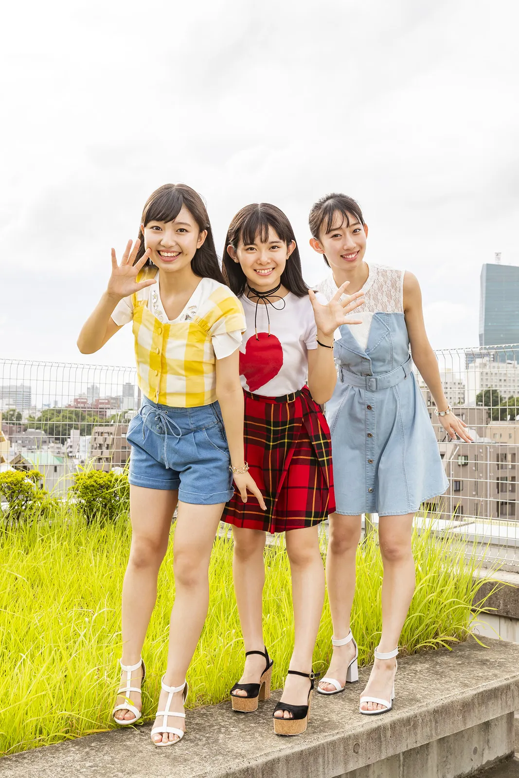 ハロー！プロジェクトから誕生する2つの新グループでのデビューが決まっているハロプロ研修生の3人。左から島倉りか、山﨑夢羽、前田こころ