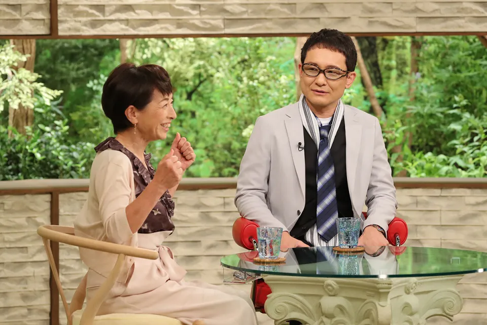 【写真を見る】ドラマ「チア☆ダン」(TBS系)で共演中の阿川佐和子(左)と木下ほうか(右)は、撮影の裏話で盛り上がる