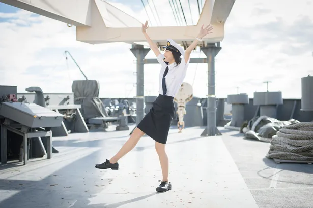 【写真を見る】“美脚リスト”な武田玲奈。航海士の制服もばっちりキマッて“大はしゃぎ”？