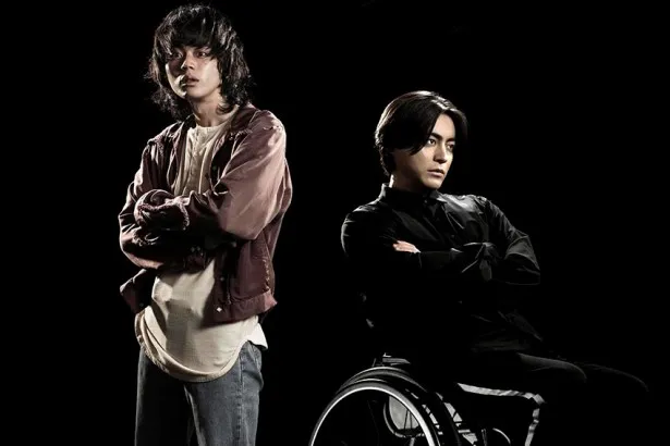 車椅子姿の山田孝之と菅田将暉。「dele」(ディーリー)でW主演を務める