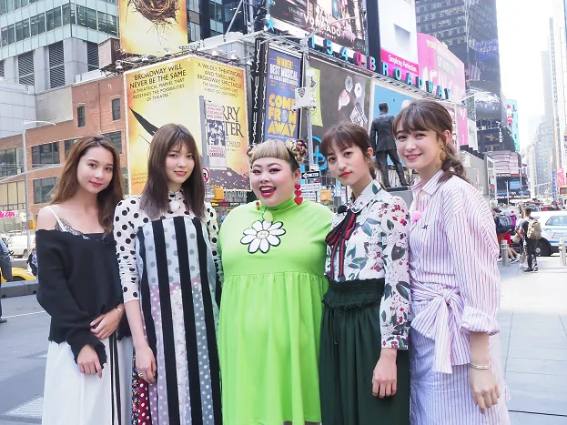 Niki、八木アリサ、渡辺直美、堀田茜、藤井サチ(写真左から)がニューヨークのフォトジェニックなスポットを紹介